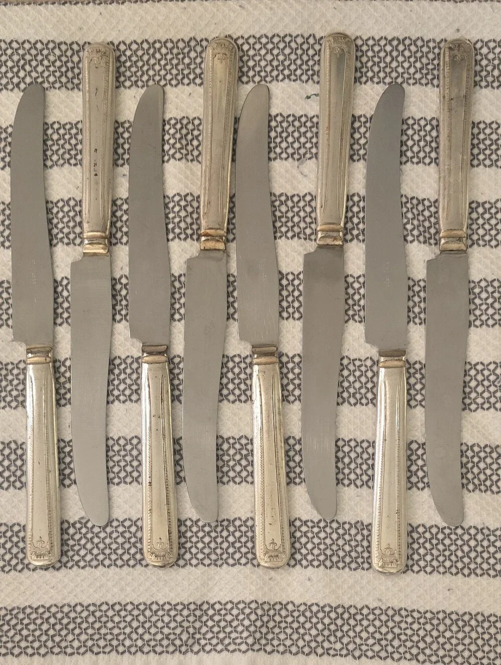 Source Unknown set knives